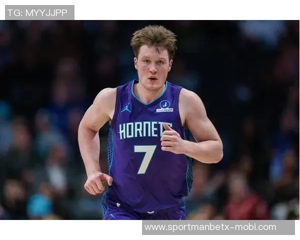 克尼佩尔昨日崴脚伤退今日现身兄弟高中比赛走路正常未佩戴护具